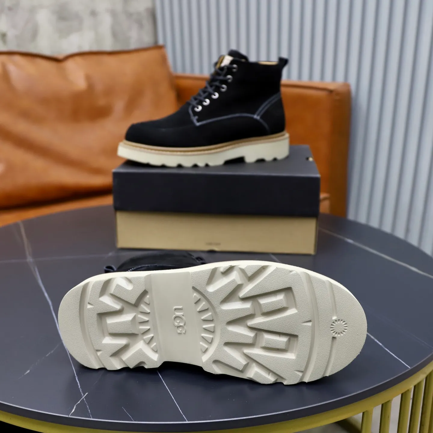 Ex-factory price: 640💰Thick wool imported from Australia Brand: UGG genuine purchase Size: 39-44 Grade: Official website 1:1 Material: First layer of genuine leather waterproof and antifreeze upper Real wool lining Original non-slip soft wear-resistant outsole Style category: Men's casual shoes Trendy style Comfortable on the feet Color: Official website color synchronization